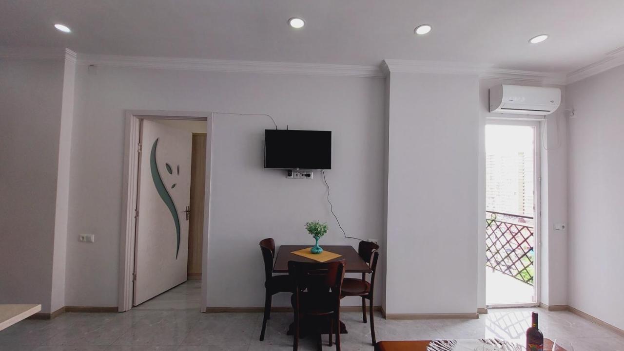 Irakli Sweet Home Batumi Bagian luar foto